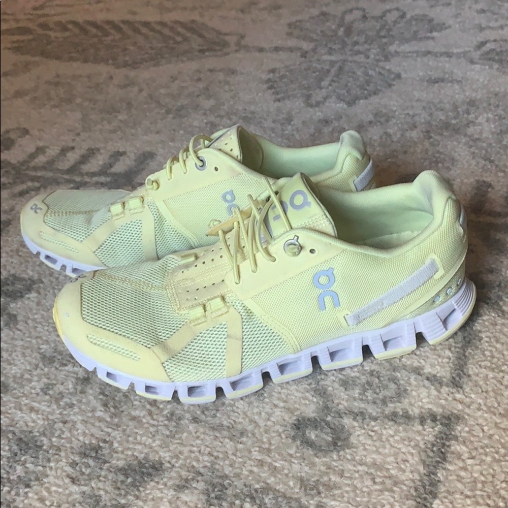 On Women’s Cloud Sneaker Sz. 6
